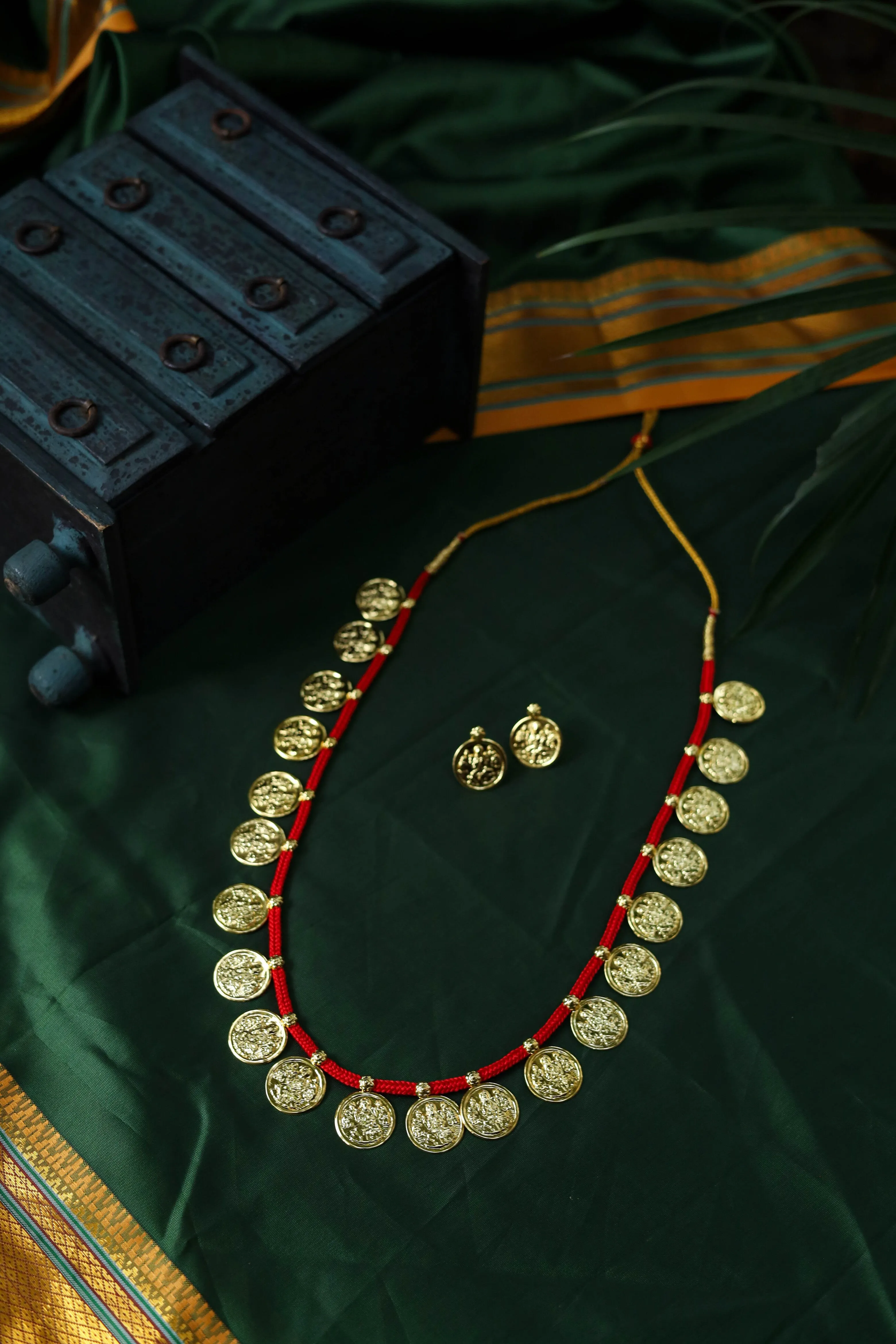मोठा पुतळीहार   कानातले | Long Putali Haar   Earrings