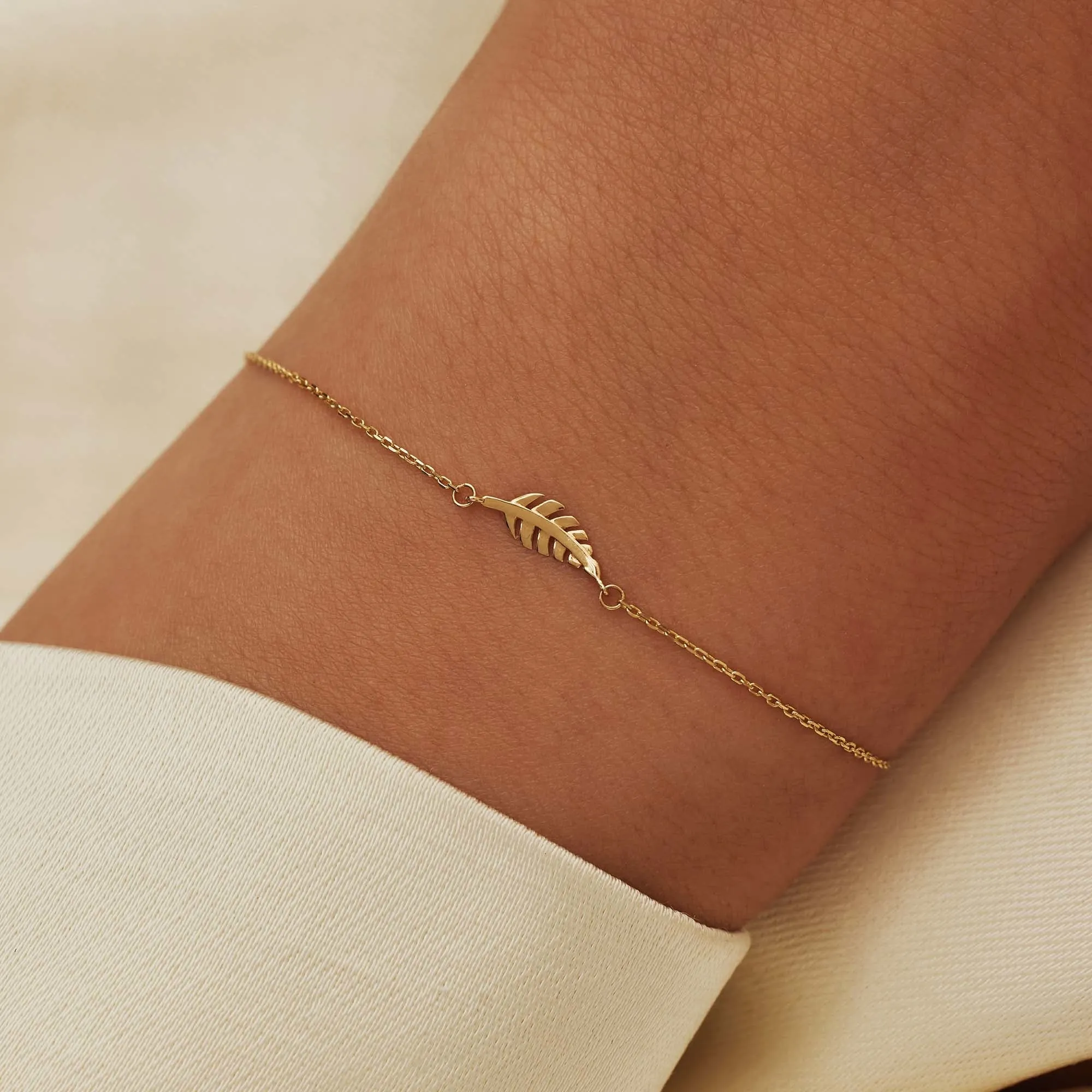 Monceau Giselle 14 karat gold bracelet with feather