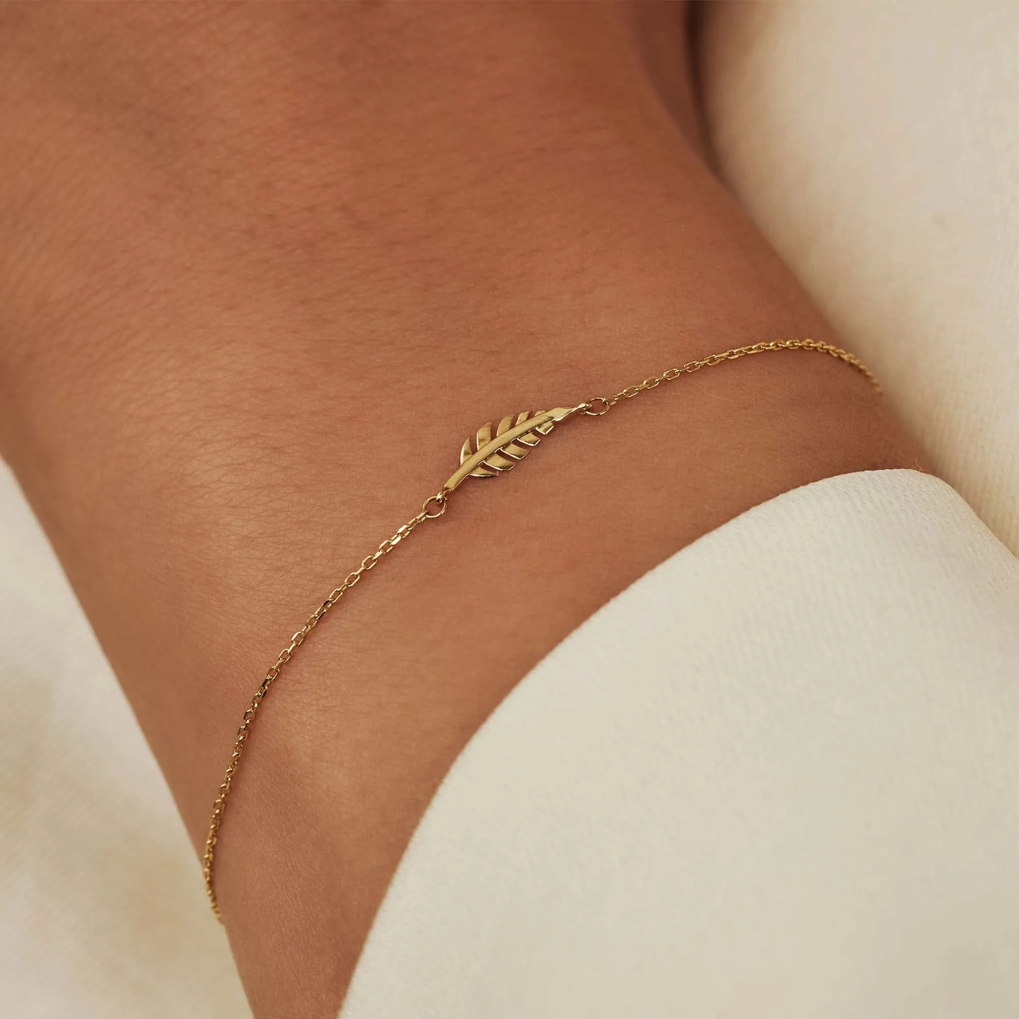 Monceau Giselle 14 karat gold bracelet with feather